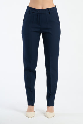 Pantaloni navy slim fit, ideali per un look professionale o casual.