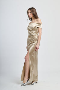 Abito elegante beige con raso satinato, scollo a barca e slittino sobrio