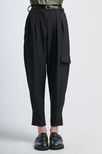 Pantaloni neri ampi con tasca laterale, abbinati a mocassini neri e cintura