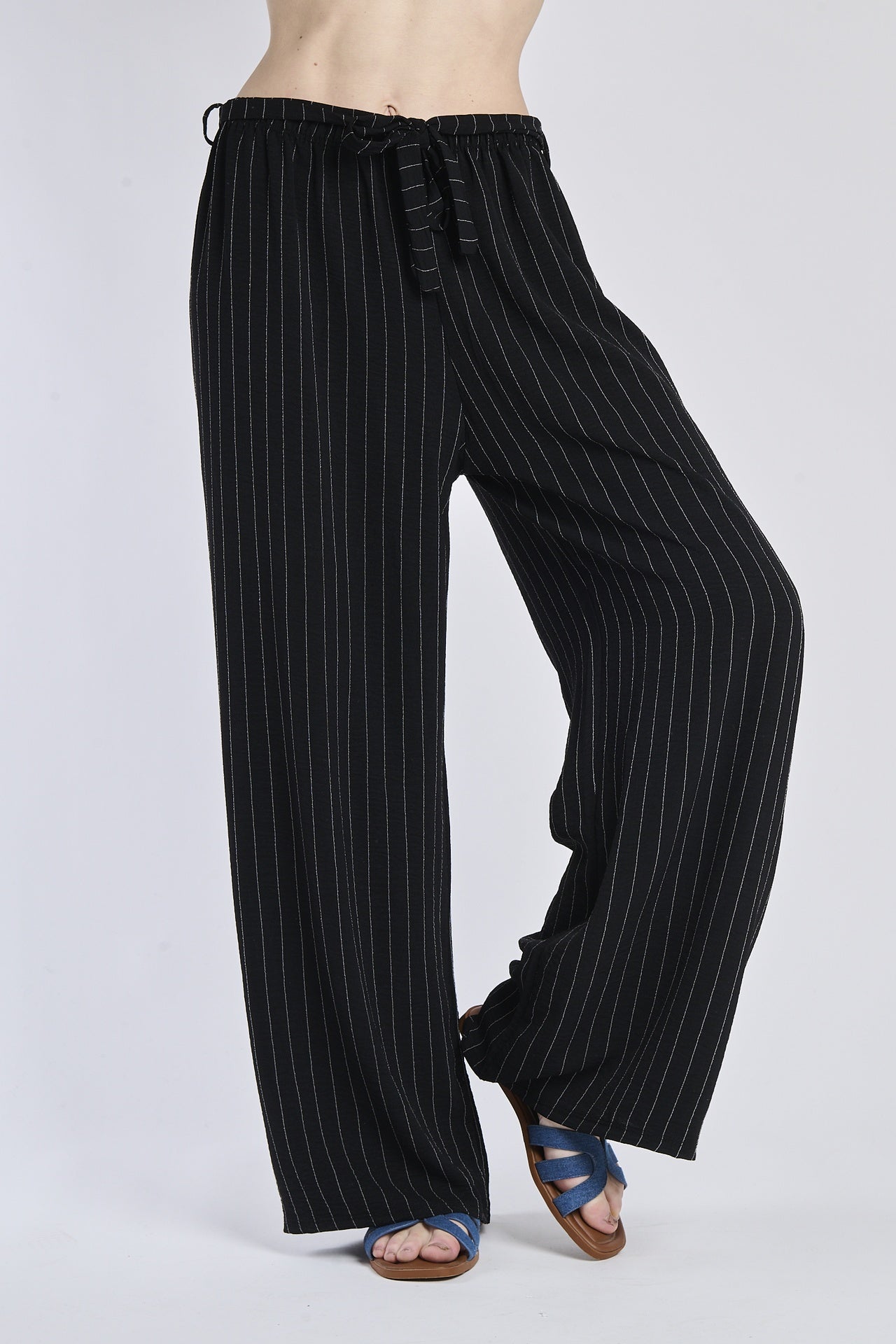 Pantaloni larghi navy, tessuto liscio, coulisse e nodo, perfetti per occasioni semiformali.