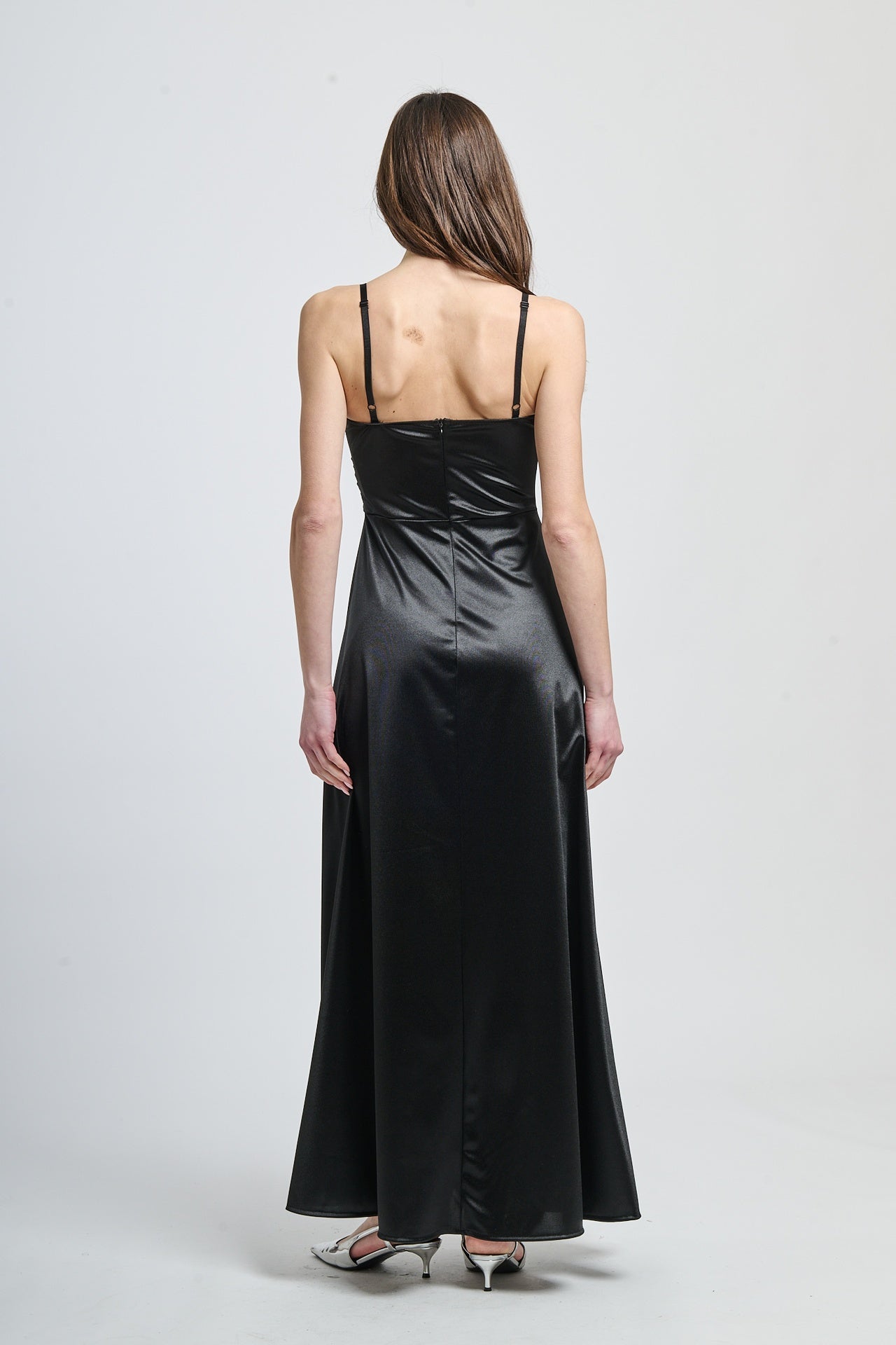 Vestito formale nero, design senza spalline con drappeggi laterali e apertura leggera