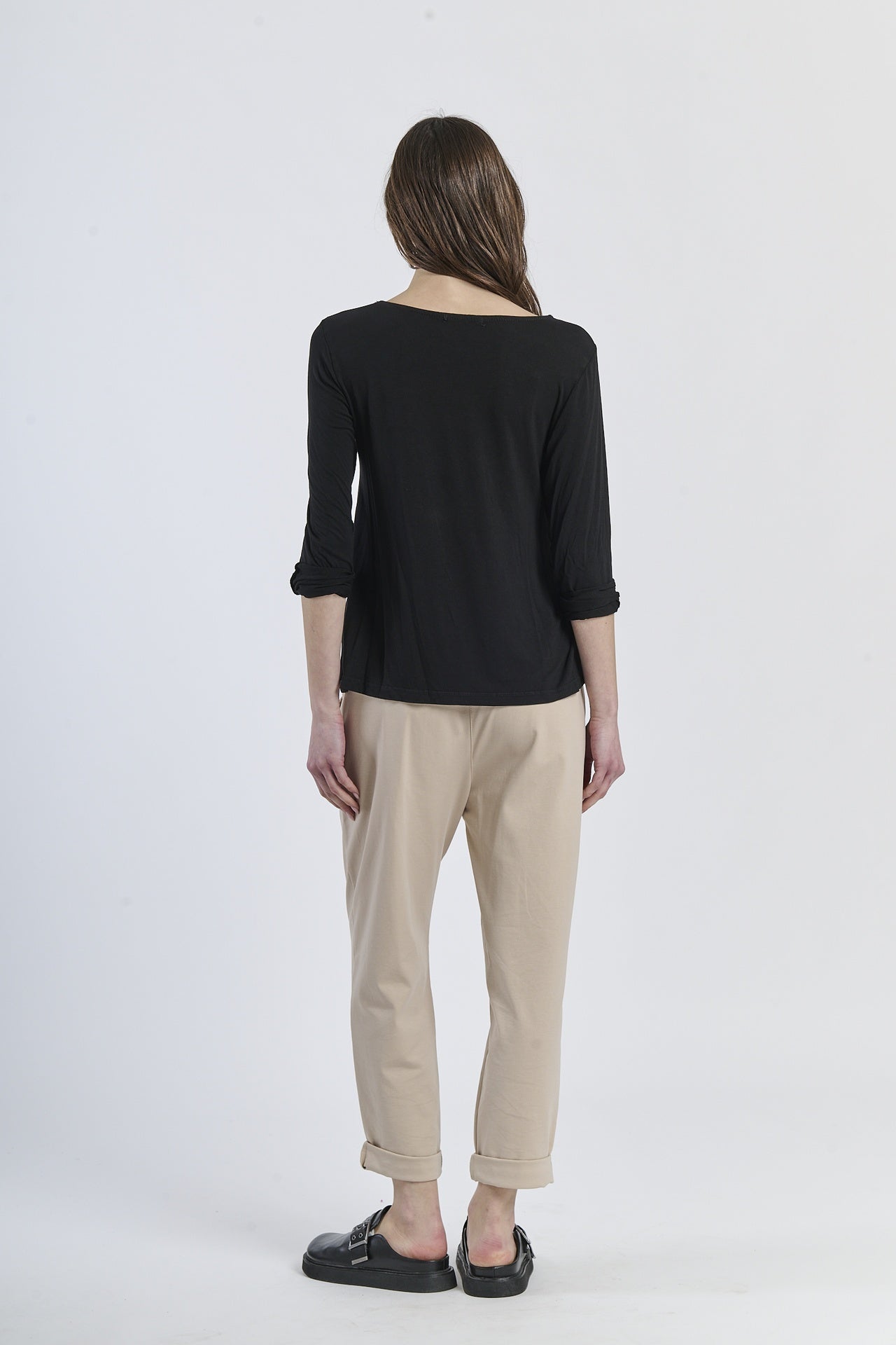 Blusa nera a maniche 3/4, abbinata a pantaloni neri, total black chic