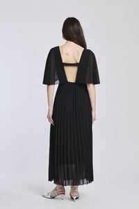 Vestito nero con falde al fondo, mantenendo lo stile elegante e classico, perfetto per occasioni formali.