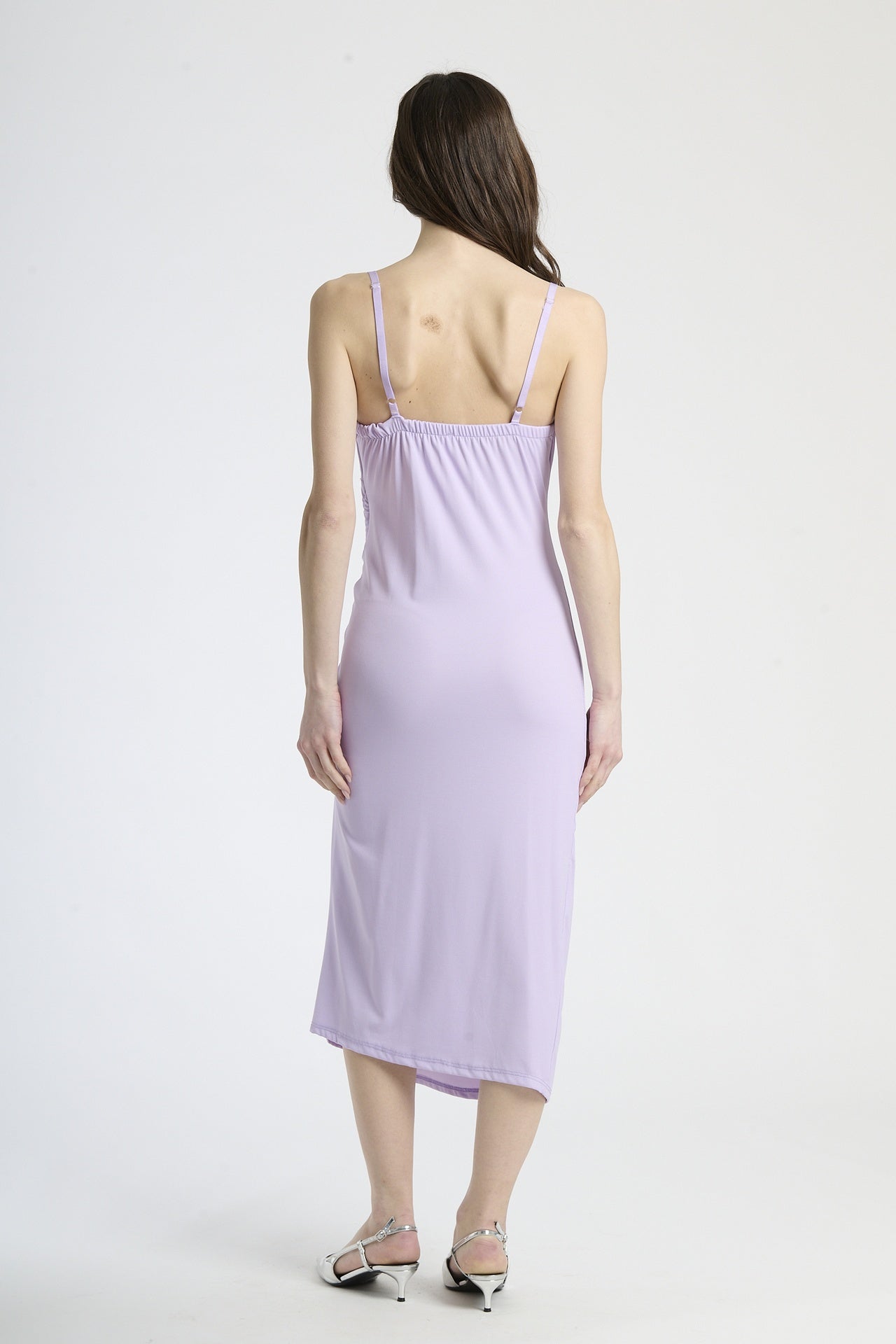 Vestito lilla in tessuto soffice, design con ruches e spalanca, sognante per serate formali.