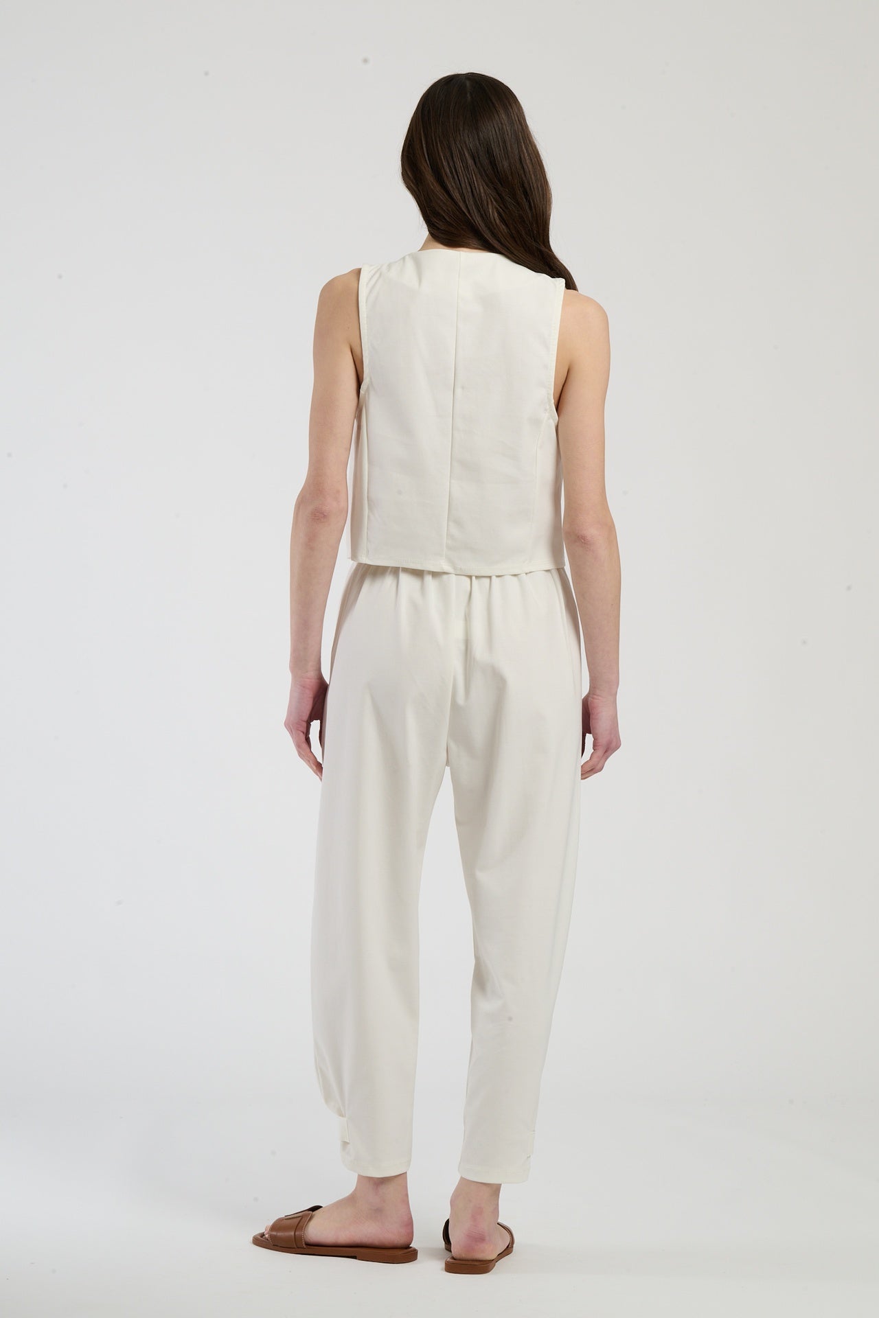 Outfit bianco: gilet corto e pantaloni ampi