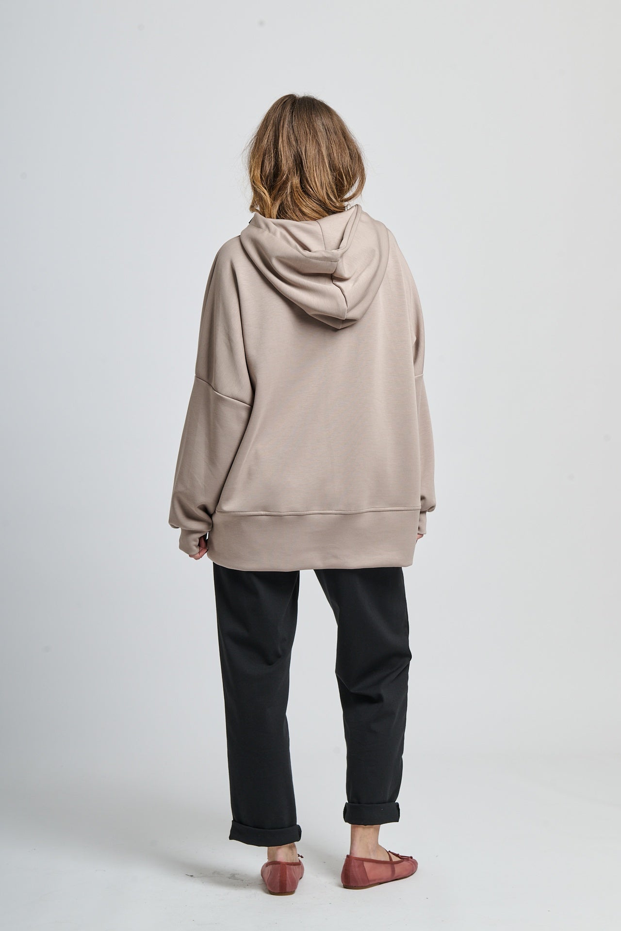 Felpa fango a maniche ampie, stile rustico e moderno