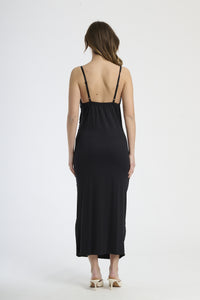 Vestito nero in tessuto elegante, design con ruches e spalanca, perfetto per serate notturne e occasioni formali.