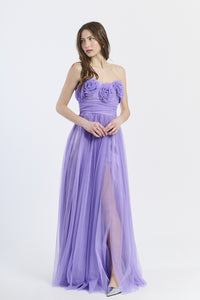 Abito da sera lilla in tulle affascinante, scollo a barca e gonna ampia, ideale per eventi romantici e all’aperto