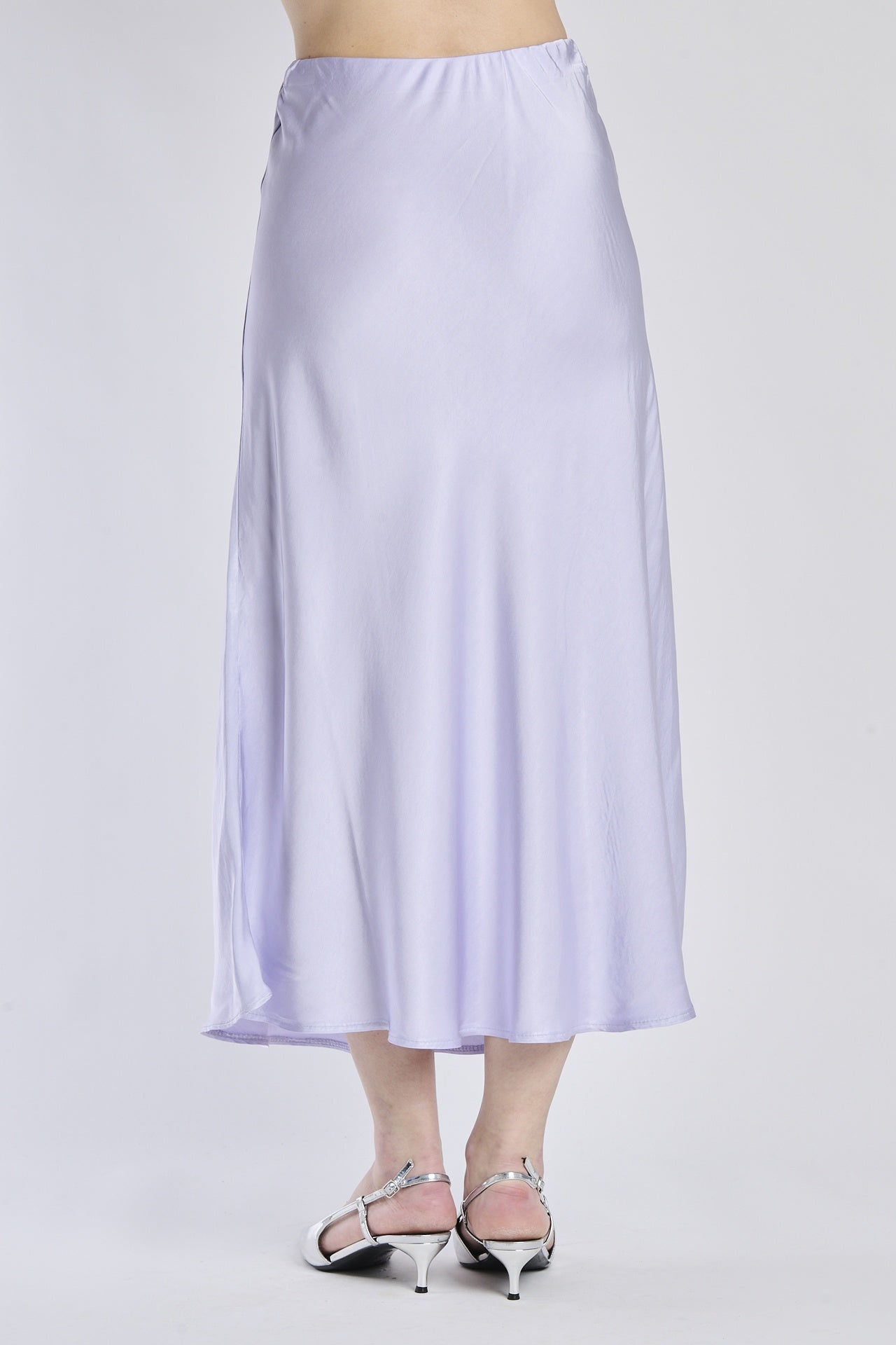 Gonna lilla fluida di raso, modello dritto e romantico