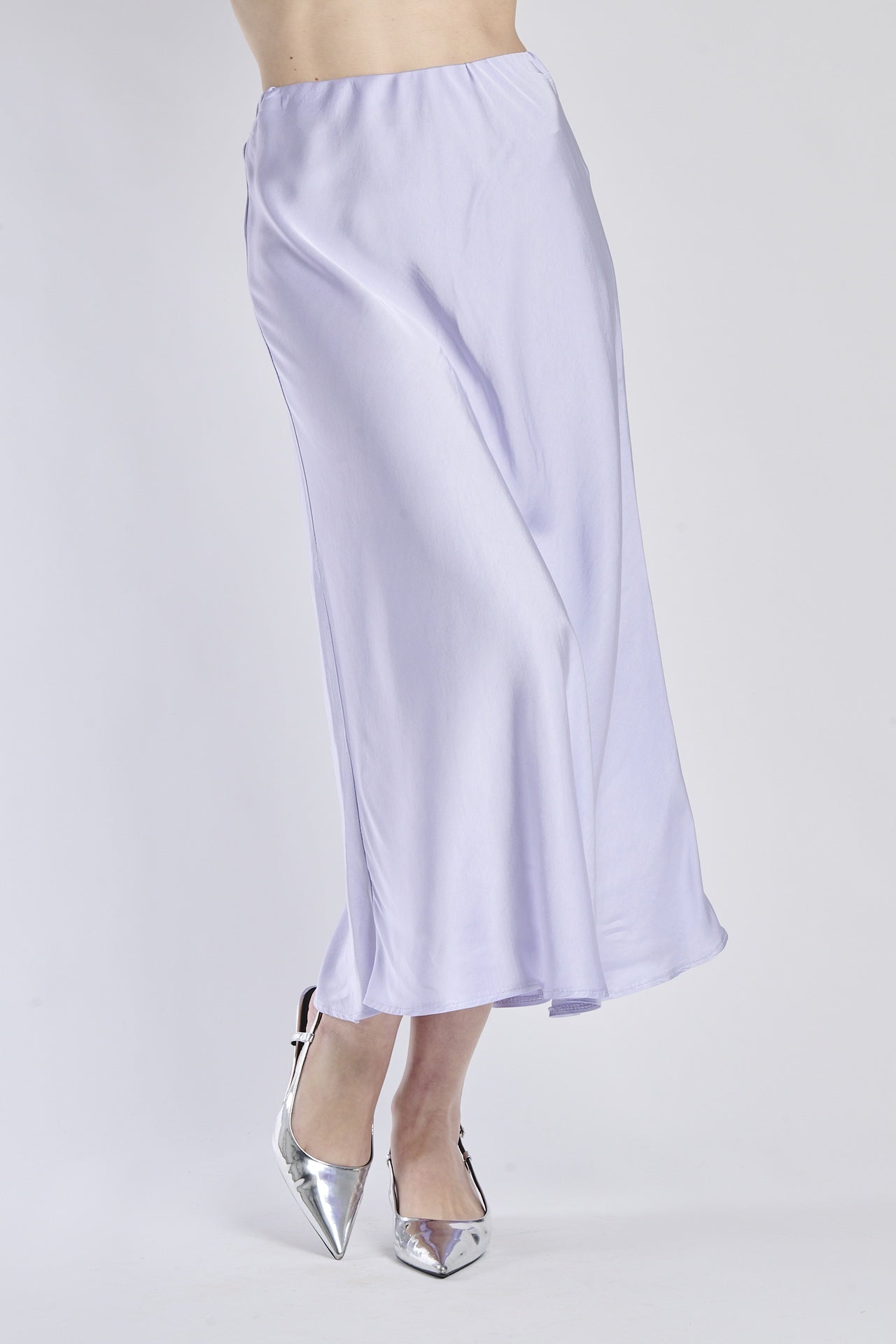 Gonna lunga lilla in raso, abbinata a ballerine argentate