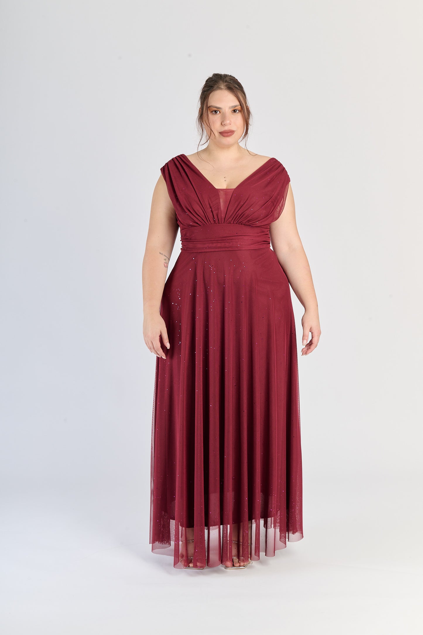 Abito vino da cerimonia, colletto a V e gonna fluviale, passione ed eleganza.