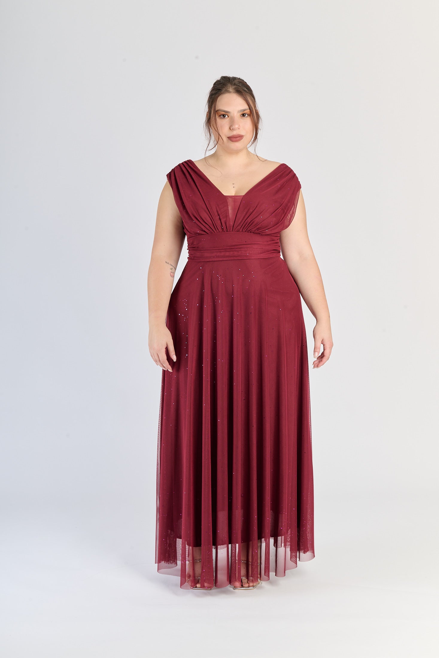 Abito vino da cerimonia, colletto a V e gonna fluviale, passione ed eleganza.