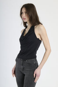 Canotta nera su figura, abbigliamento intemporaneo e versatile.