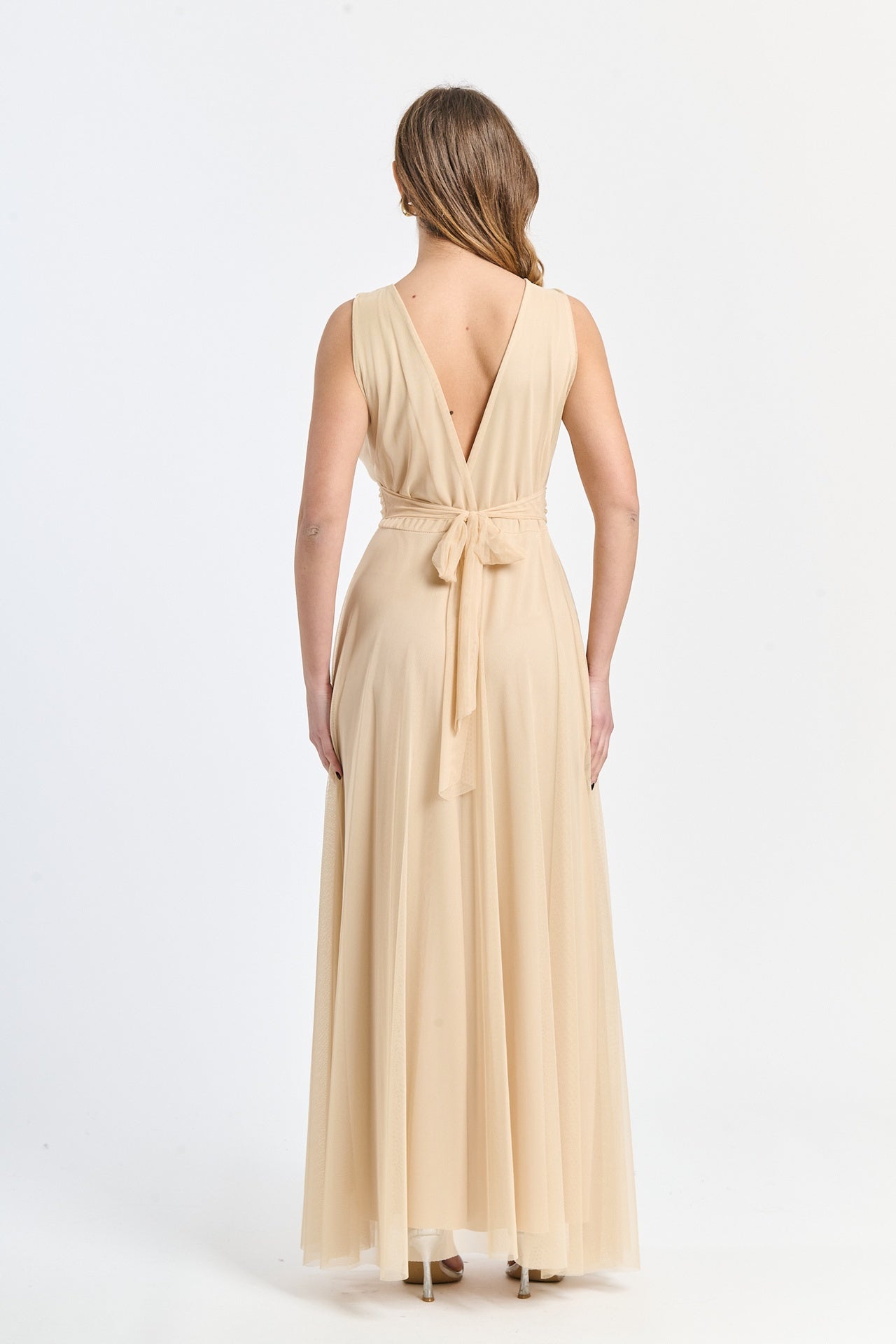 Robe beige elegante confodera fluida e dettagli stilosi