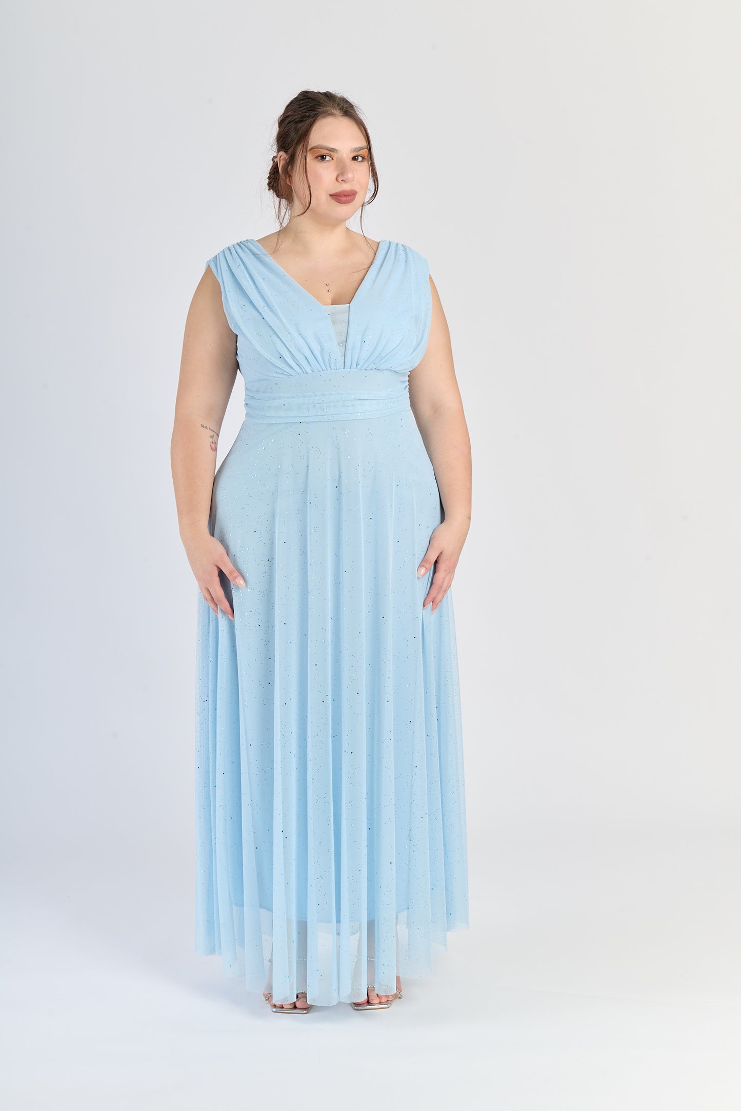 Vestito azzuro chiaro con taglio empire, maniche spuntate, stile romantico per matrimoni.