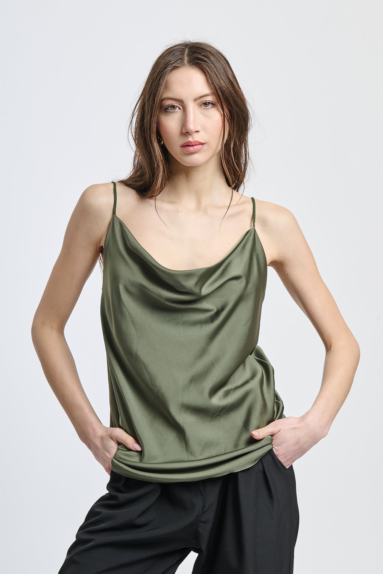 Top verde militare a spalline sottili dal colore robusto