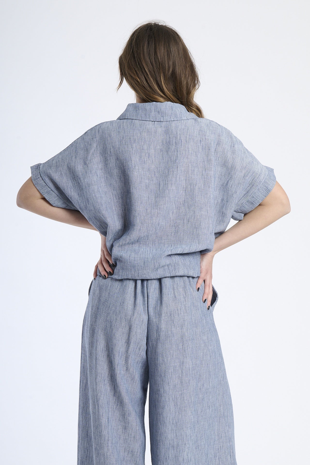 Set camicia e pantaloni jeans, tessuto leggero con dettaglio di nodo e stampa grafica