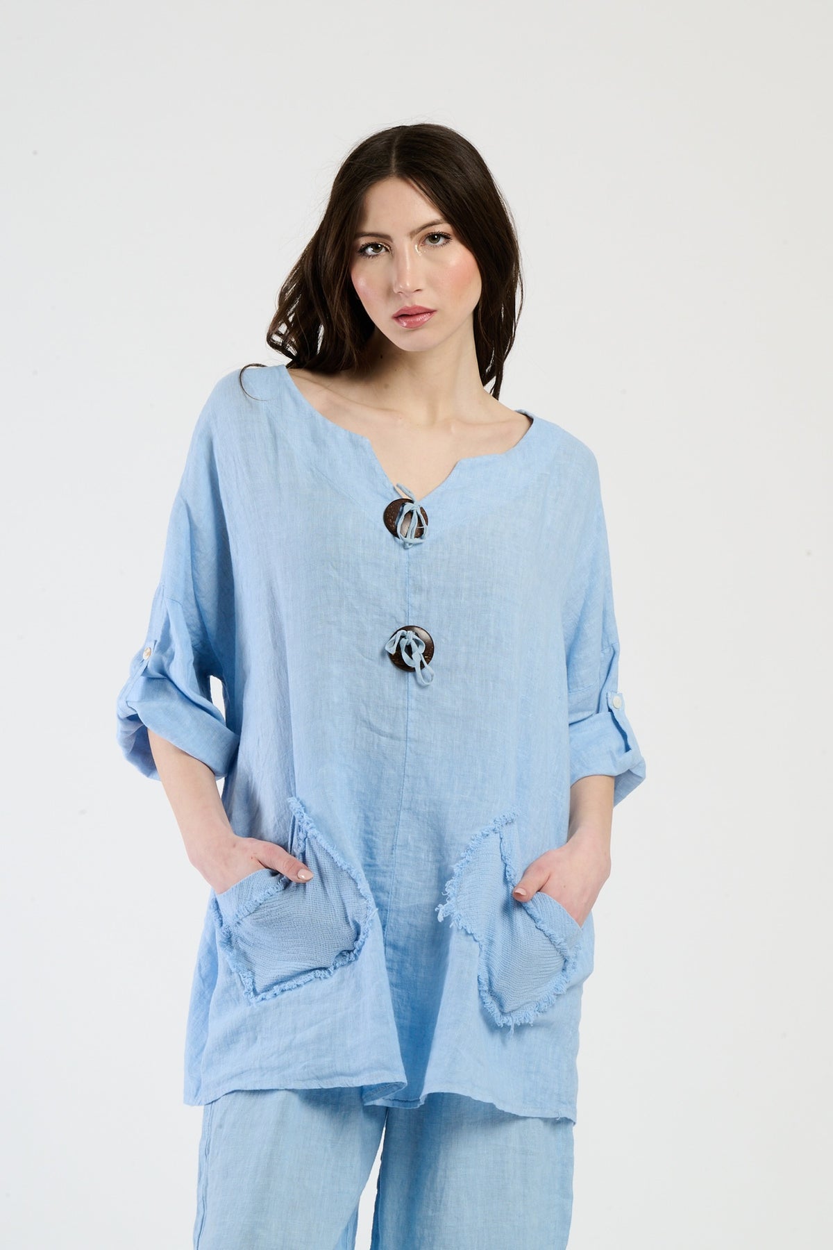 Completo azzurro casual, top ampio con tasche e bottoni decorativi, comfort per il tempo libero.