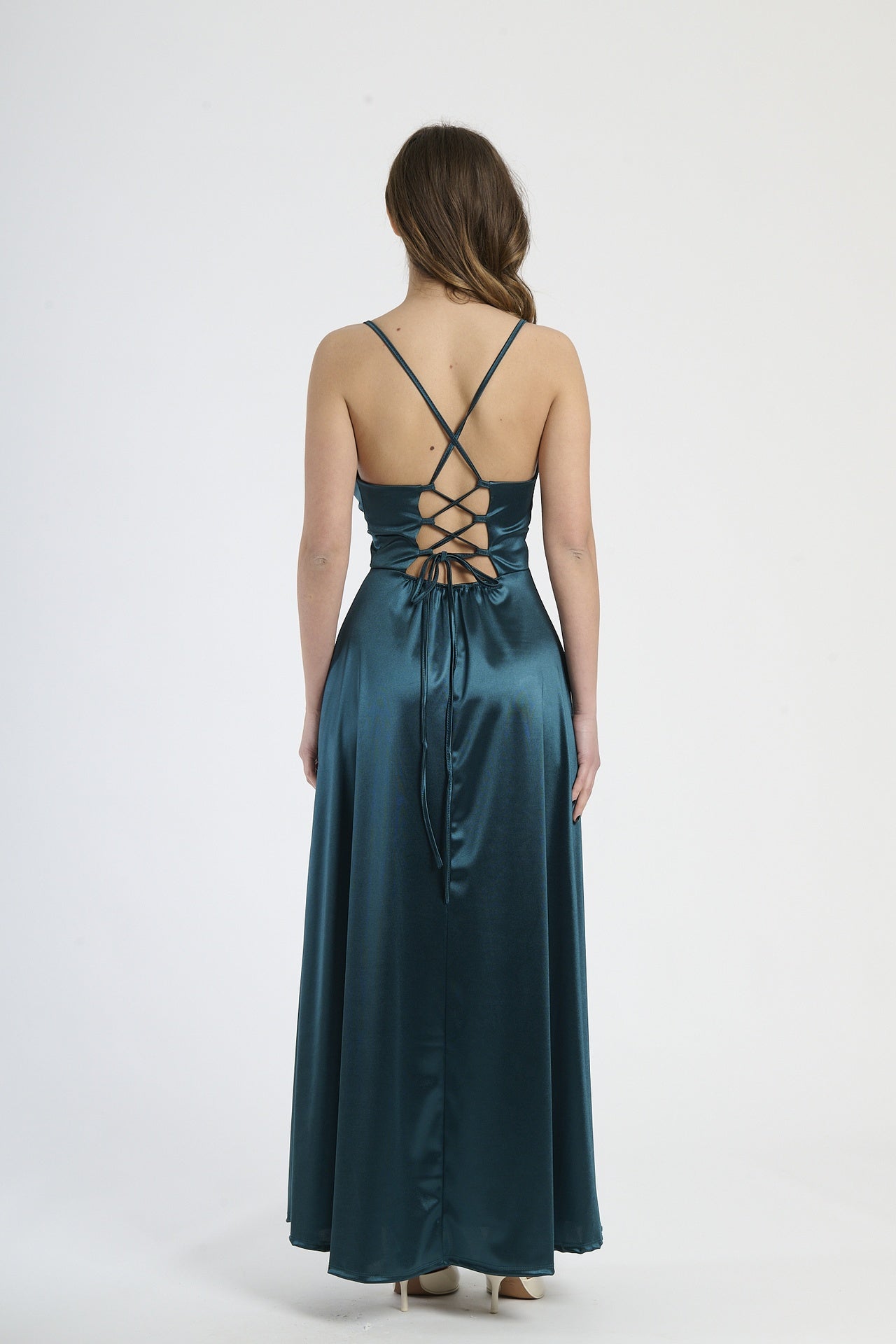 Vestito fresco verde.S in raso, taglio maxi con spalline sottili, ideale per eventi estivi.