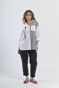 Look fashion con camicia nero  bicolor a righe, colletto classico, maniche a 3/4 e decorazione floreale, abbinata a pantaloni scuri