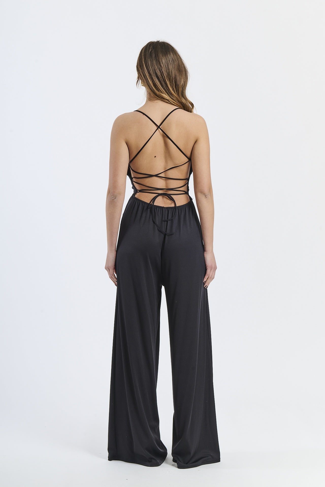 Combinazione nera, top a fascia e pantaloni larghi, sgargiante, per serate notturne