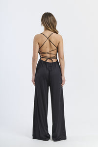 Combinazione nera, top a fascia e pantaloni larghi, sgargiante, per serate notturne