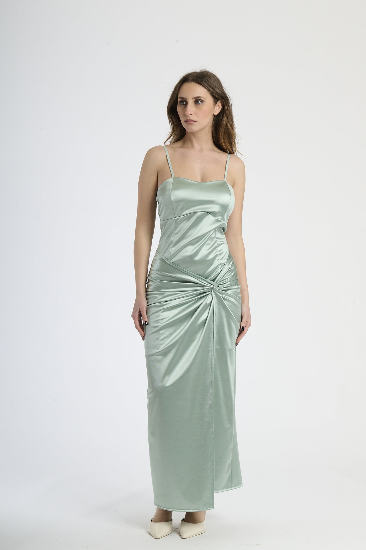 Vestito lungo in raso salvia, strapless con nodo e spacco laterale
