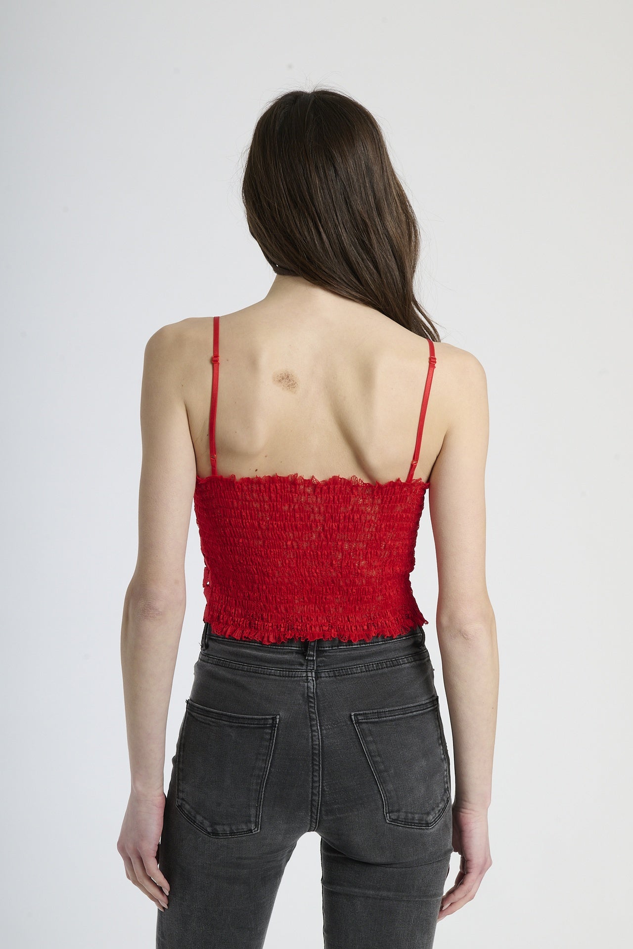 Canotta rossa in tessuto uncinetto, taglio corto con scollatura a V, perfetta per attirare l’attenzione.