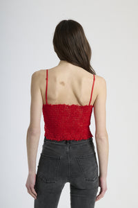 Canotta rossa in tessuto uncinetto, taglio corto con scollatura a V, perfetta per attirare l’attenzione.