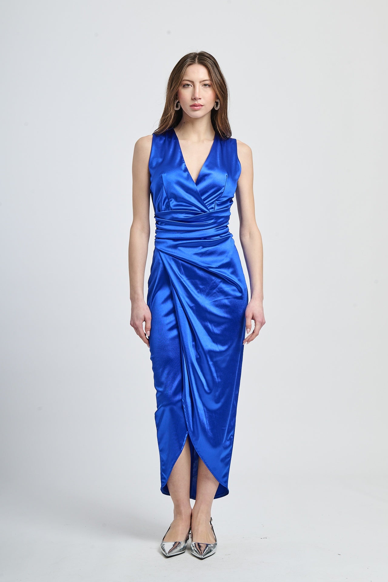 Abito bluette in raso rinfrescante, scollo a V profondo e falda con fessura