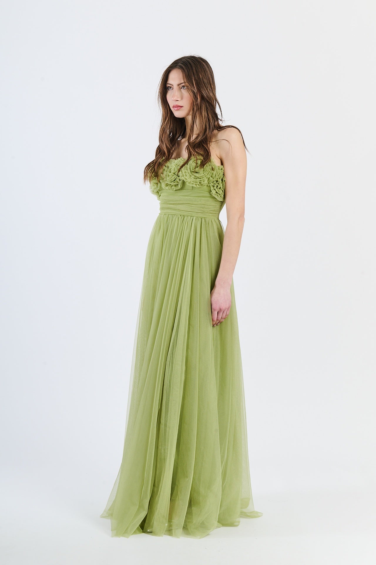 Abito formale avocado con tulle leggero, scollo a barca e silhouette rinfrescante, adatto per serate all’aperto e eleganti