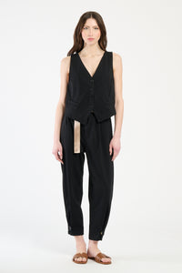 Outfit nero: gilet corto e pantaloni ampi, ideale 