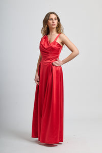 Abito lungo rosso in raso passionale, design a spalla unica e vita incontrita