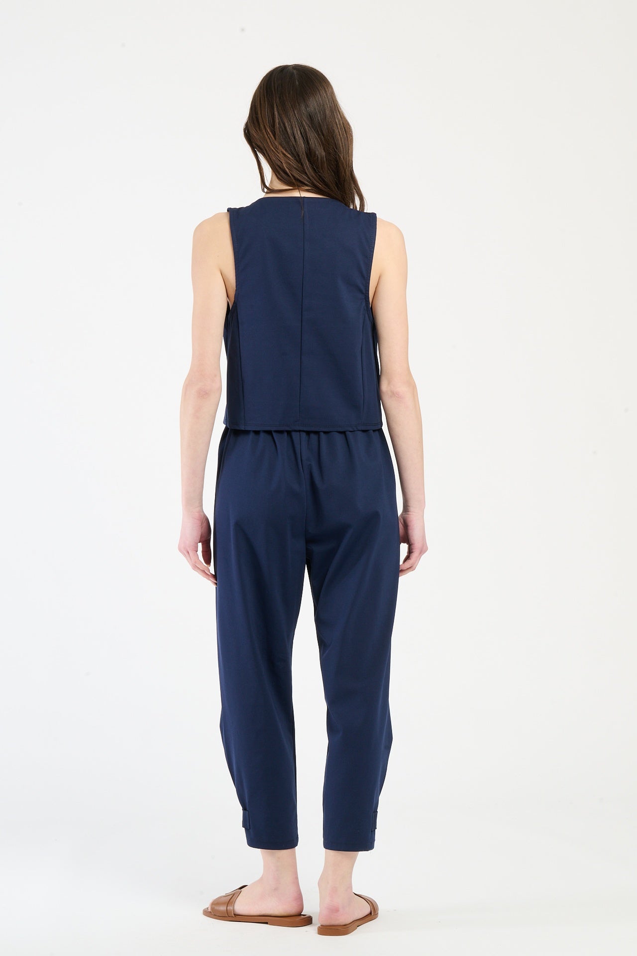 Donna con completo navy: gilet e pantaloni