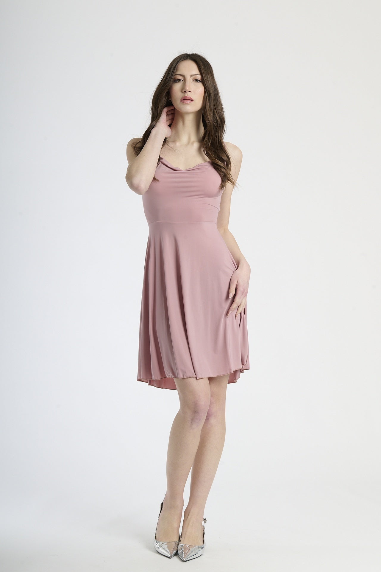 Abito corto rosa antico con bretelle sottili, taglio a campana e colletto avvolgente per uno stile romantico.