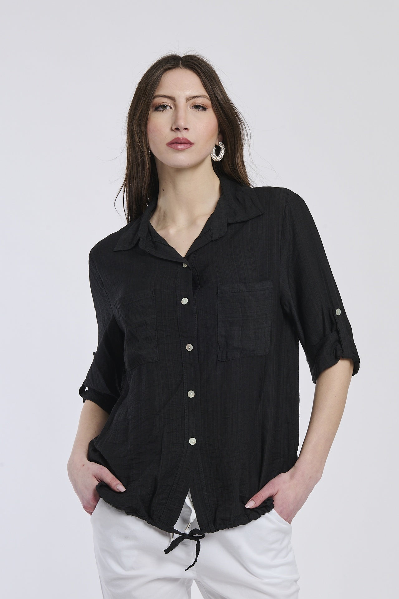 Camicia nera da donna con colletto e bottoni, un classico versatile per ogni occasione.
