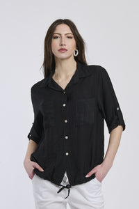 Camicia nera da donna con colletto e bottoni, un classico versatile per ogni occasione.