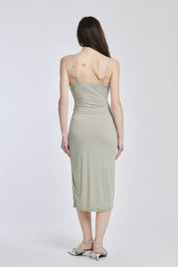 Abito salvia a spalline sottili, tessuto elastico e apertura laterale per uno stile naturale e raffinato.