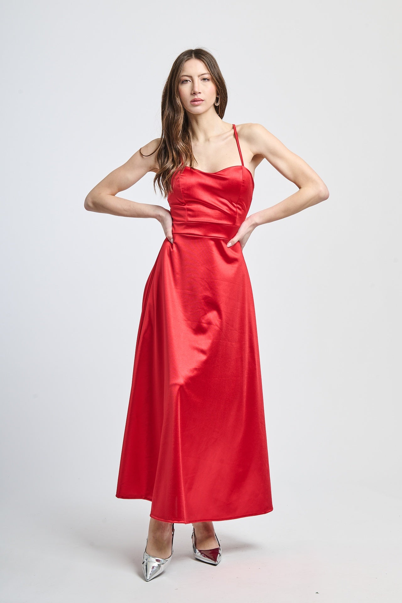 Abito lungo rosso in raso passionale, spalline sottili e scollatura a V intensa, design accattivante e dinamico