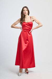 Abito lungo rosso in raso passionale, spalline sottili e scollatura a V intensa, design accattivante e dinamico