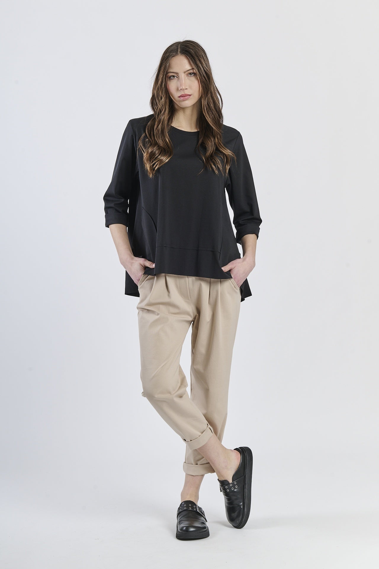 Un vestito nero da spiaggia in un colore vivace con una cucitura a costeggiare.