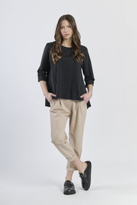 Un vestito nero da spiaggia in un colore vivace con una cucitura a costeggiare.