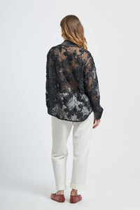 Un abito femminile dal design semplice ma sofisticato, con una tonalità calda.