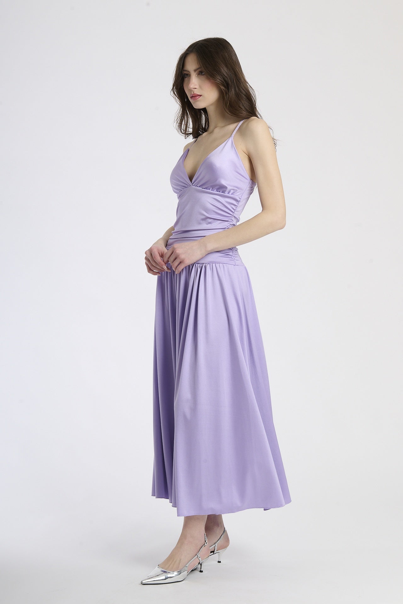 Abito delicato lilla, ideale per eventi romantici e look unici.