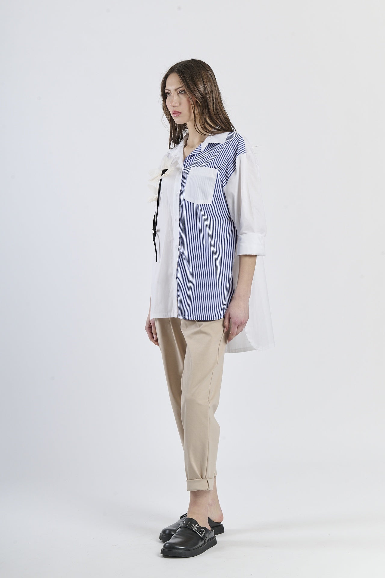 Ensemble: camicia navy e rosa a righe oversize, con fiore applicato e tasca, pantaloni marroni e scarpe mocassini rame