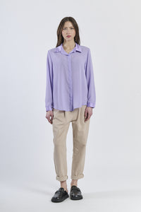 Camicia lilla lucida, idea per occasioni speciali