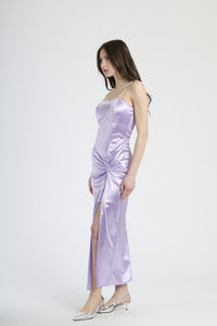 Vestito formale lilla, tessuto liscio con accento di stropicciature e apertura