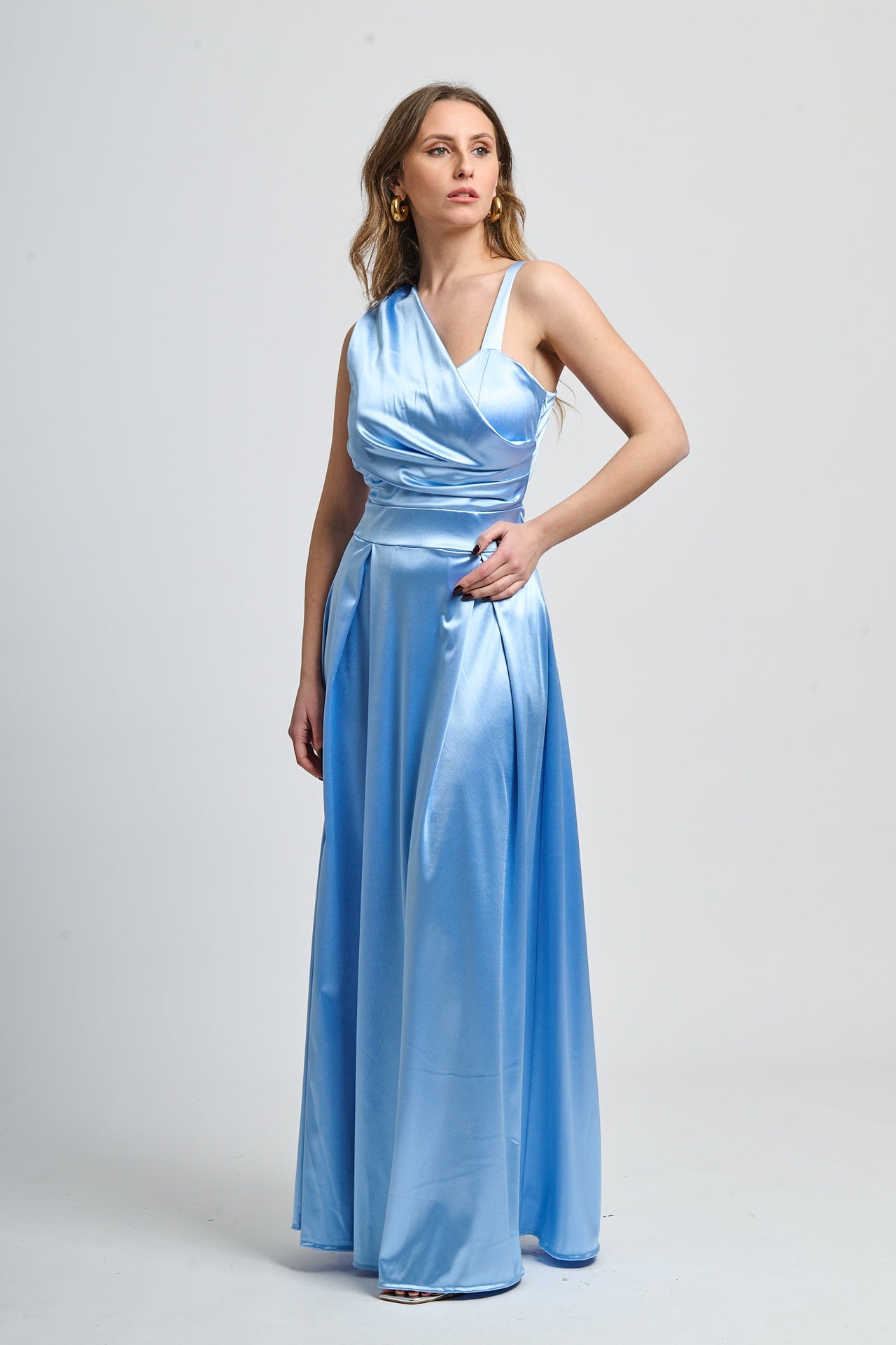 Abito da cerimonia azzurro con spalla unica e falda fluida