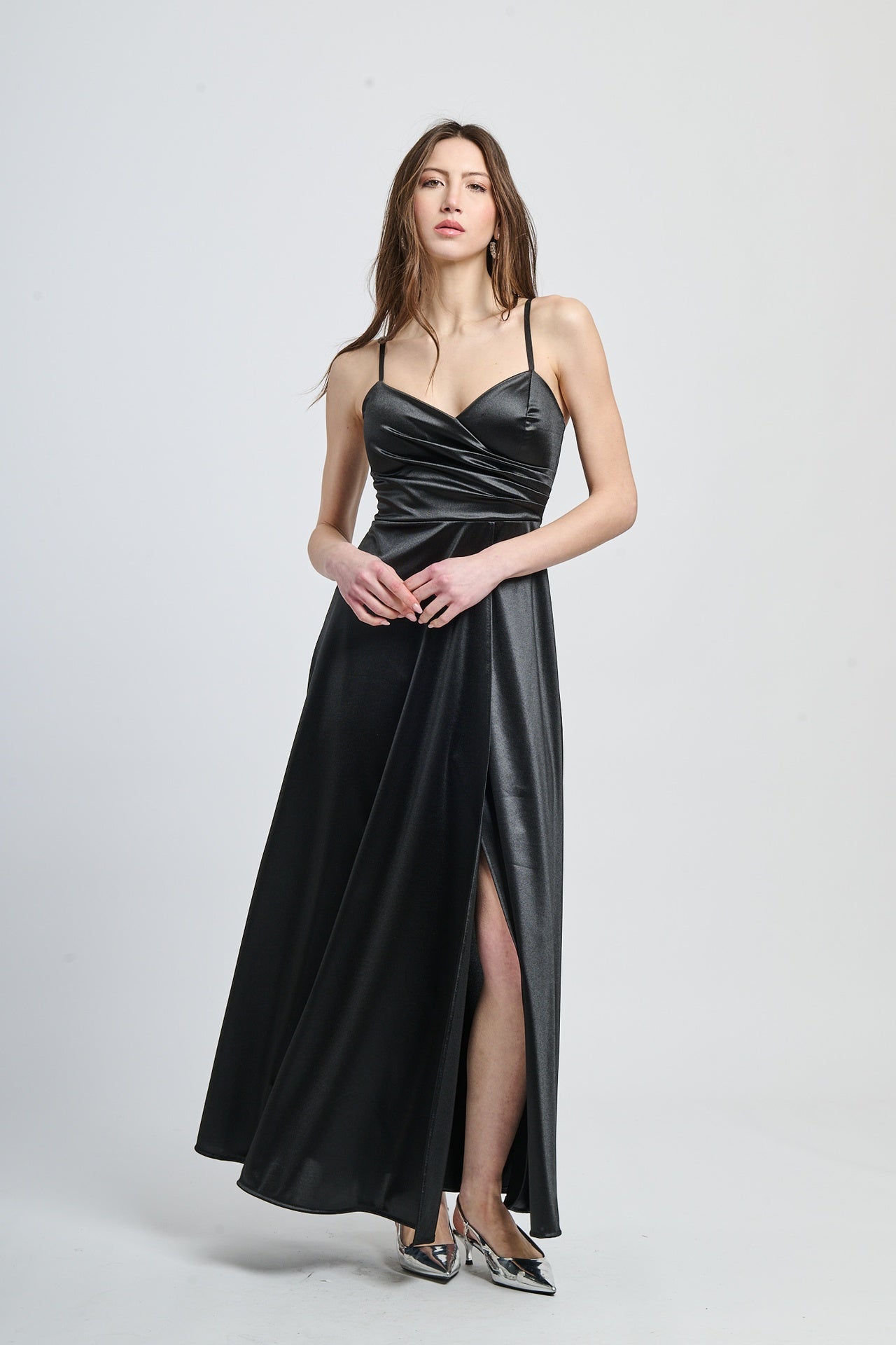 Abito lungo in raso nero con bretelle sottili e drappeggi al busto