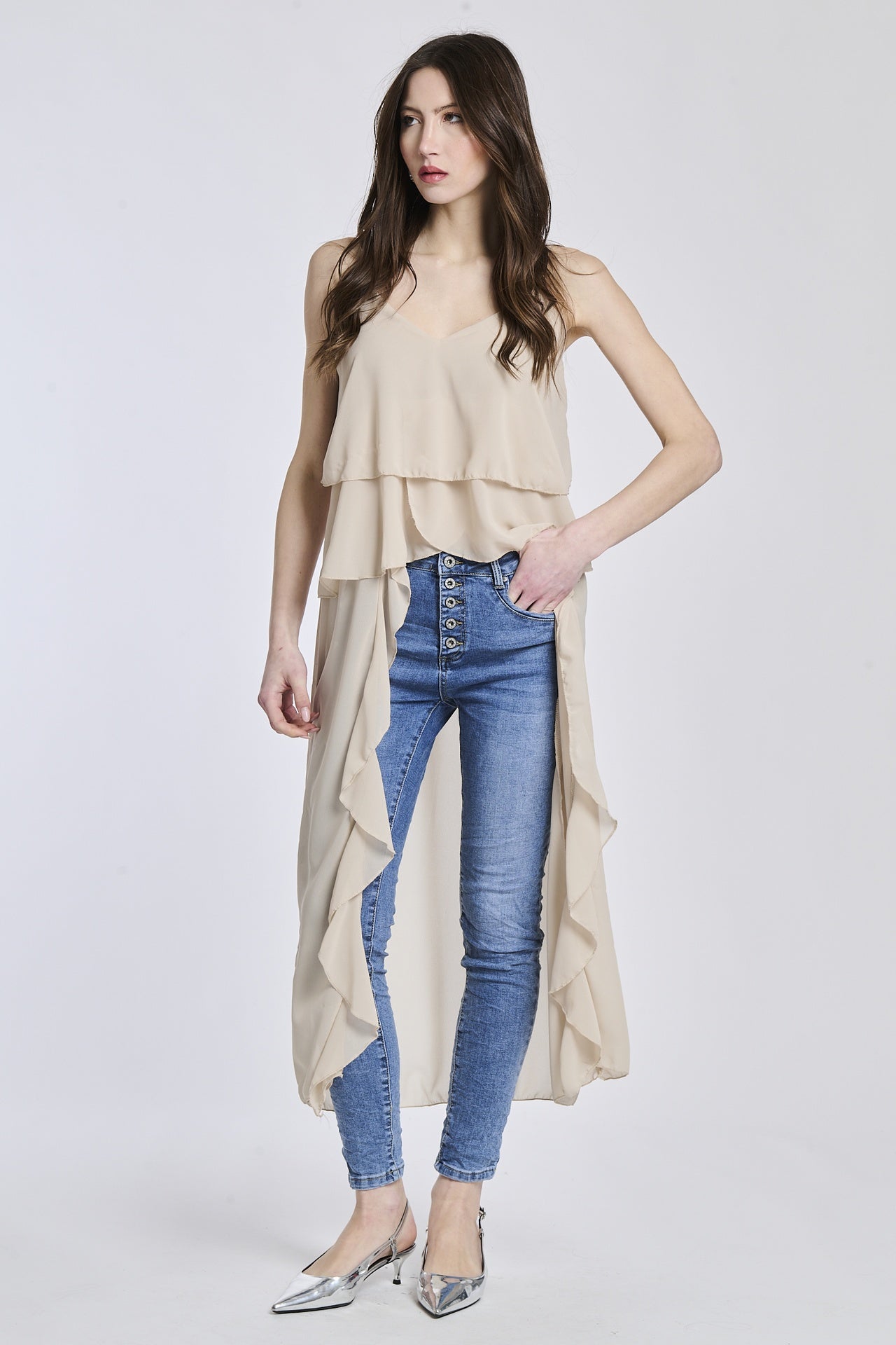 Un top in beige caldo, con un disegno classico e atemporale, ideale per un look elegante e distinto.